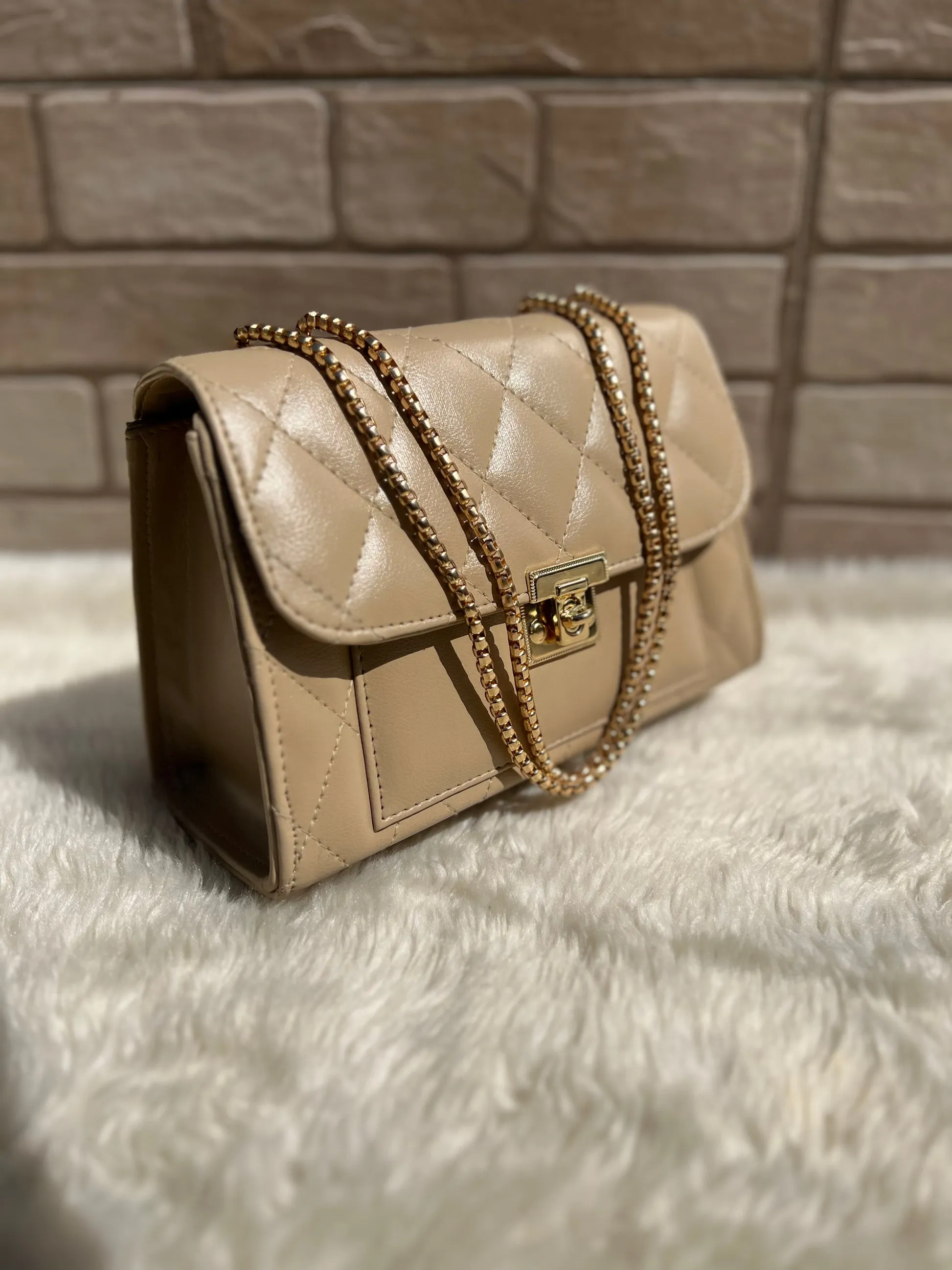 Cross body bag with golden chain