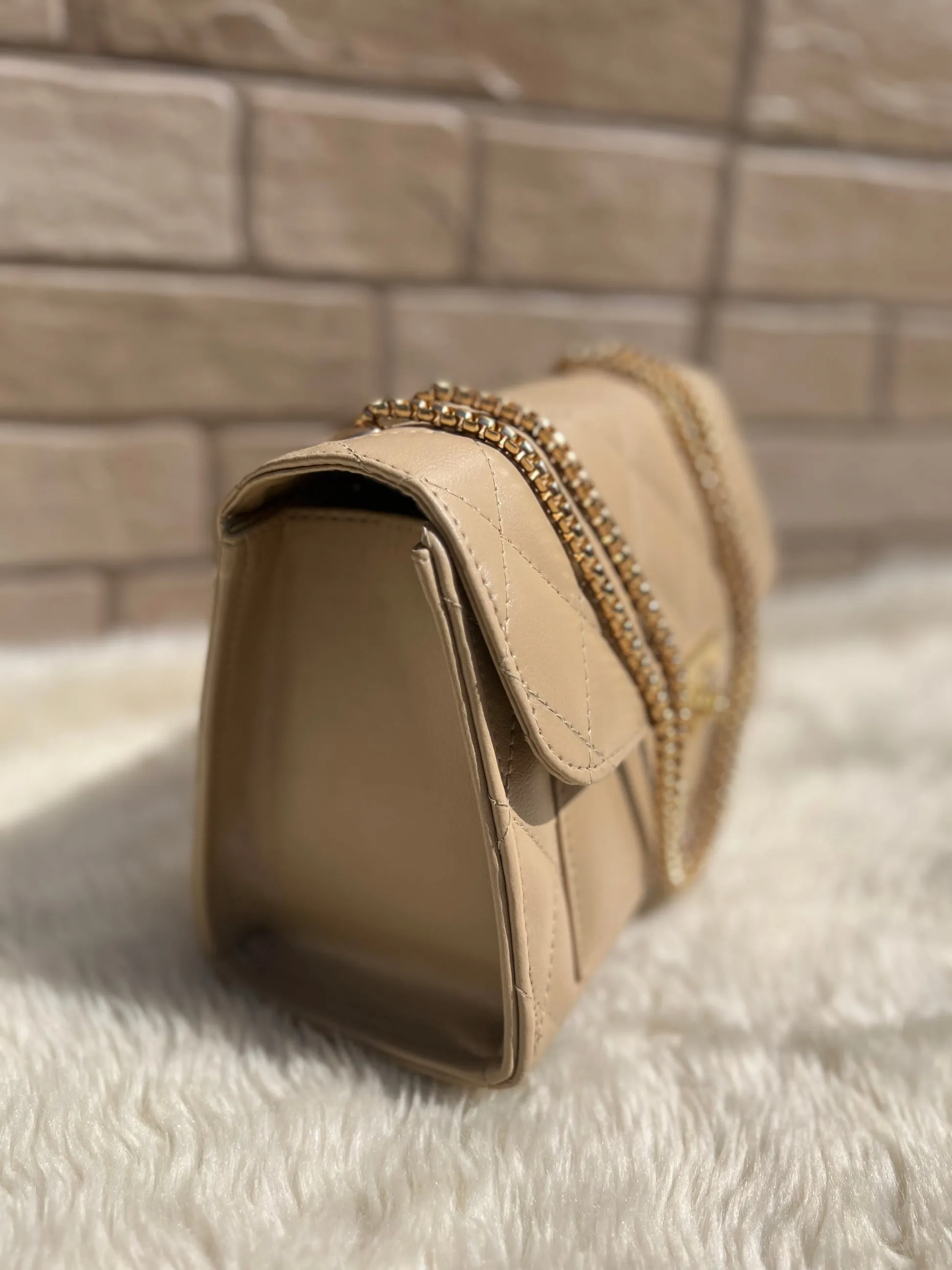 Cross body bag with golden chain