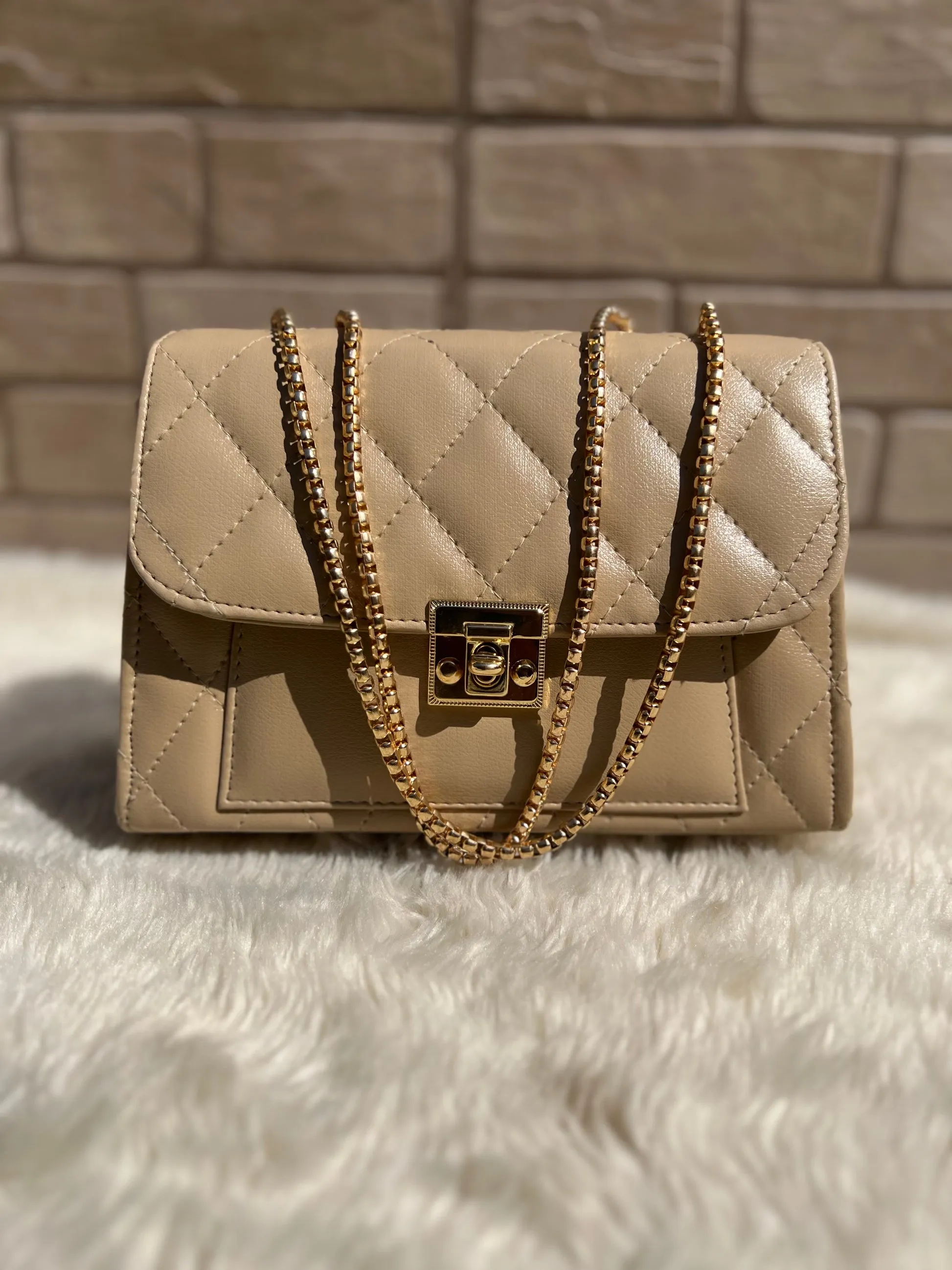 Cross body bag with golden chain