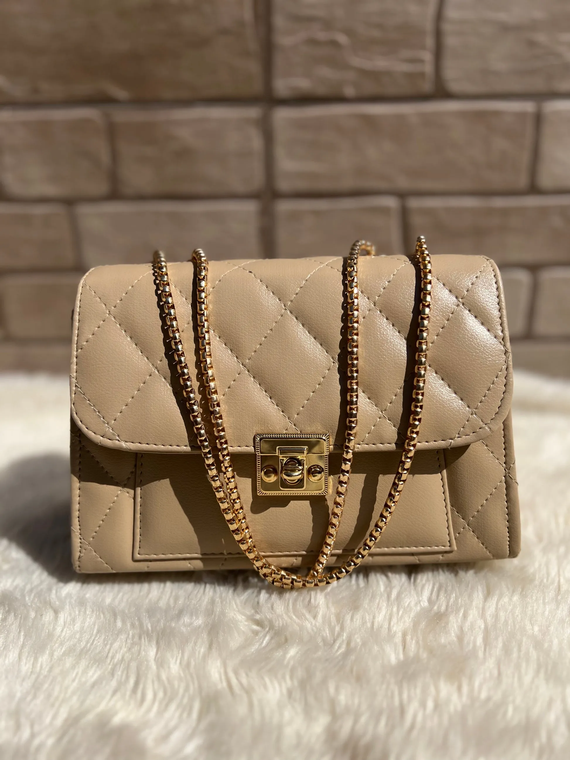 Cross body bag with golden chain