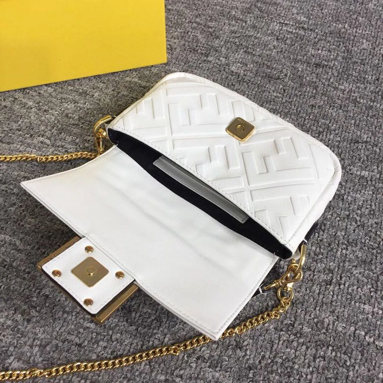 FI Baguette Nappa White For Women, Women&#8217;s Handbags, Shoulder And Crossbody Bags 7.4in/19cm FF 8BS017A72VF15AO